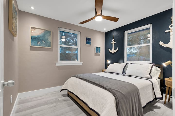 „Jedrenje” Spavaća soba s bračnim krevetom.