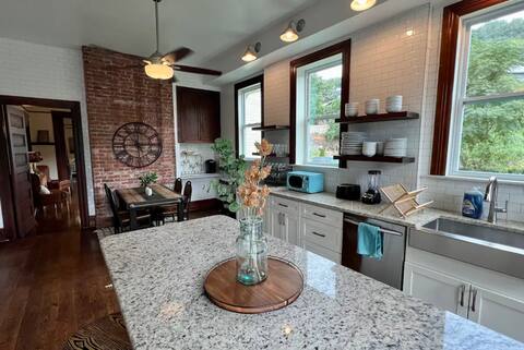 Vulcan's Knee: 6bdrm Mansion ~ Speakeasy ~ Library