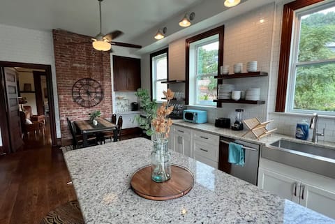 Vulcan's Knee: 6bdrm Mansion ~ Speakeasy ~ Library