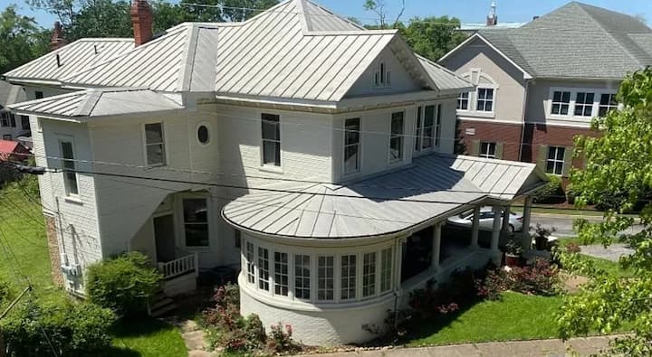 Vulcan's Knee: 6bdrm Mansion ~ Speakeasy ~ Library