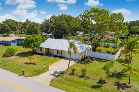 Vero renovated,screen pool,dogs ok, 8 mi to beach