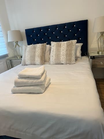 Lovely 4 bedrooms hse 3 bathrooms excellent loc.