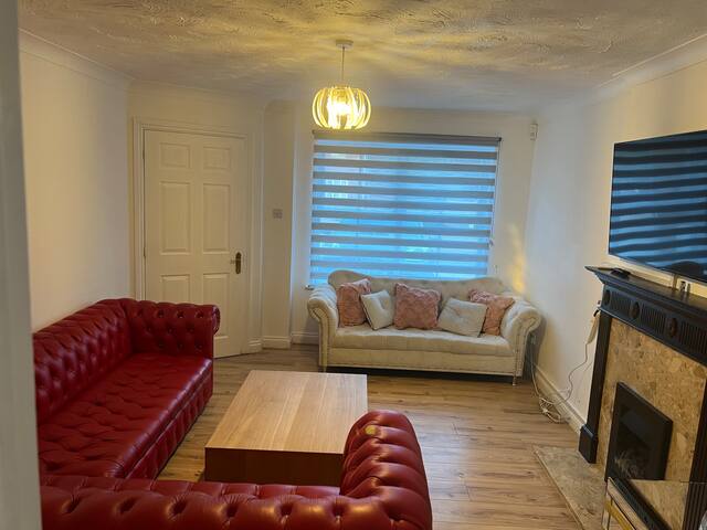 Lovely 4 bedrooms hse 3 bathrooms excellent loc. gallery image 4