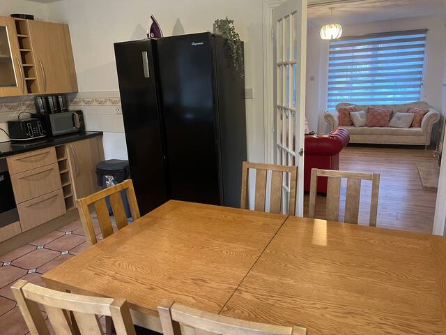 Lovely 4 bedrooms hse 3 bathrooms excellent loc. gallery image 5