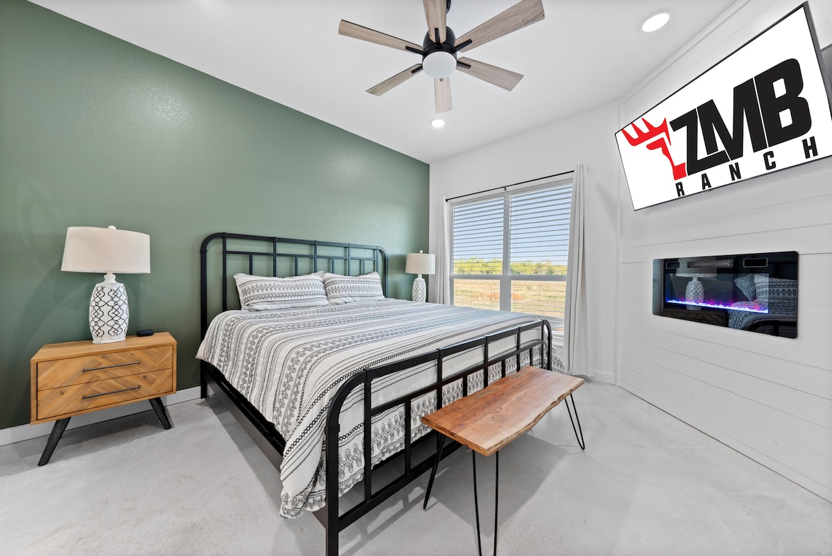 Მთავარი საძინებელი სააბაზანოს მთავარი კარიდან 