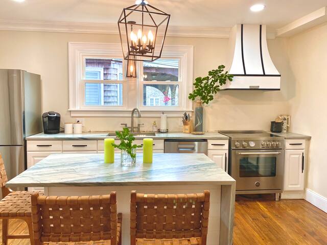 5 bedroom home. Steps to Bellevue gallery image 5