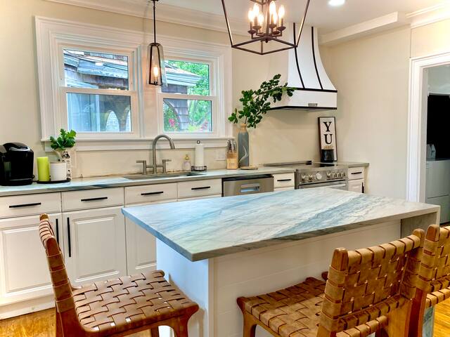 5 bedroom home. Steps to Bellevue gallery image 4