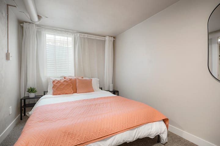 خذ نفسًا في غرفة الورود مع البياضات والوسائد الفاخرة