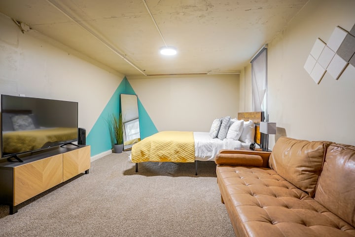 ثلاثة أجهزة تلفزيون في جميع الأنحاء: اثنان 50بوصة وواحد 32 بوصة