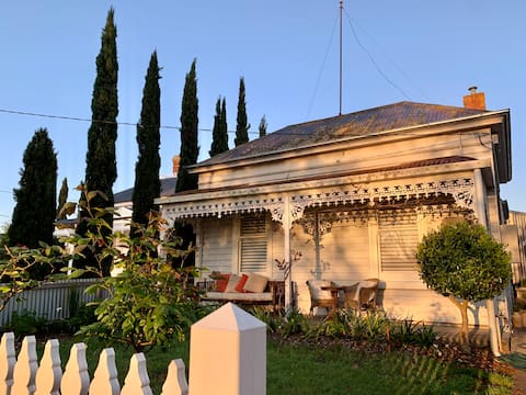 Cosy artist’s cottage in central tree lined street