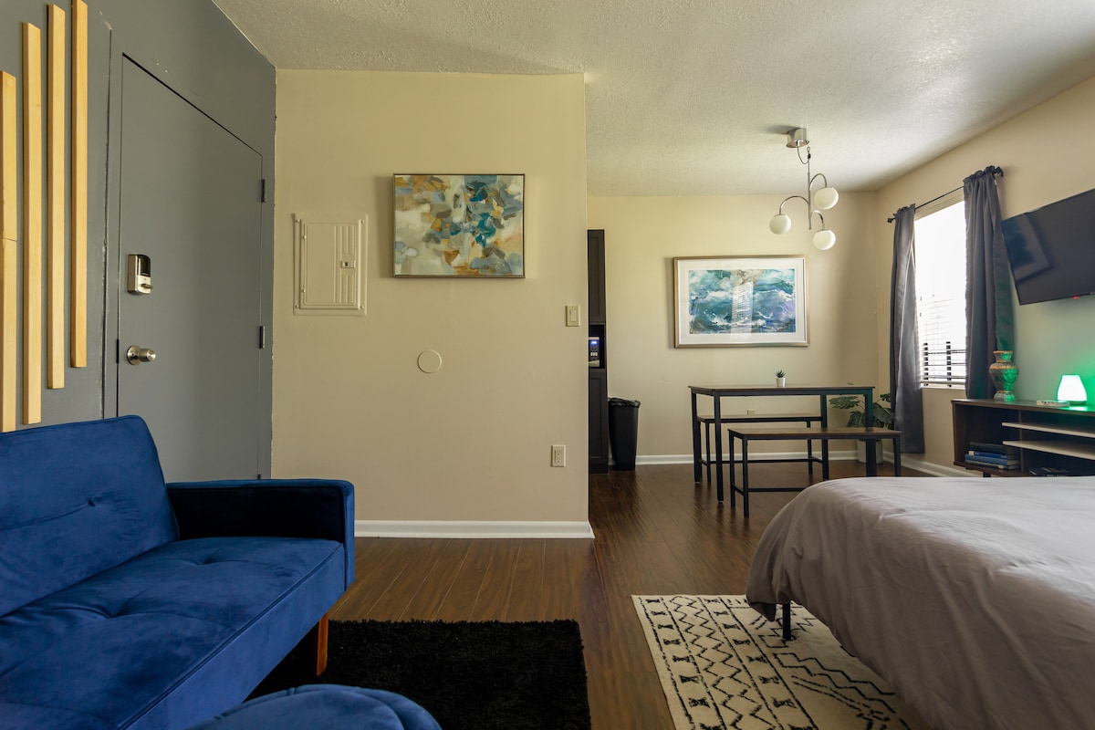 Top performing Airbnb: Sexy Studio centrally located w/parking & wi-fi in Lemon City/Little Haiti