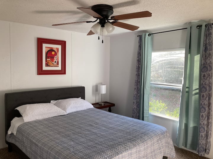 غرفة نوم كوين. مرتبة هجينة مع طابقين ملفوفة، متوسطة الحجم، طبقة علوية من رغوة الذاكرة، 10بوصة، معتمدة من CertiPUR - US. حامل ليلي مع مصباح وكرسي دوار.