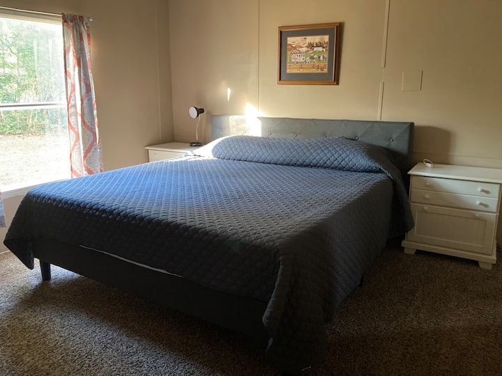 غرفة كينج. مرصع بجل التبريد، متوسطة الحجم، رغوة الذاكرة 12بوصة (معتمدة من CertiPur - US). تبريد الجل، وسائد بديلة لأسفل.
تحتوي الغرفة على حاملين ليليين مع تخزين ومصابيح قراءة صغيرة ومكتب مع طاولة خفيفة وجانبية. 