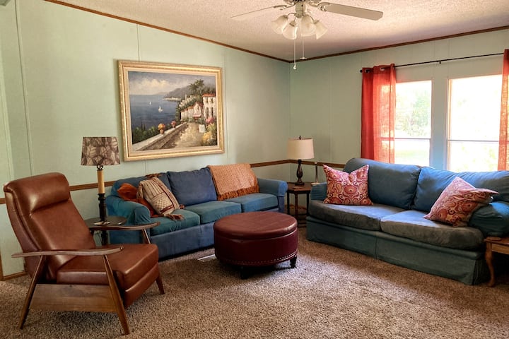 غرفة معيشة/سرير قابل للسحب في أريكة وسادة ثلاثية، وكرسي متكئ، وعثماني جلدي مع مخزن إضافي للفراش، وأريكة دنيم مريحة للغاية