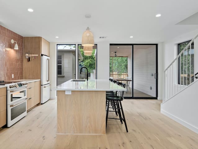 Modern Two-Bedroom Escape in Central Austin