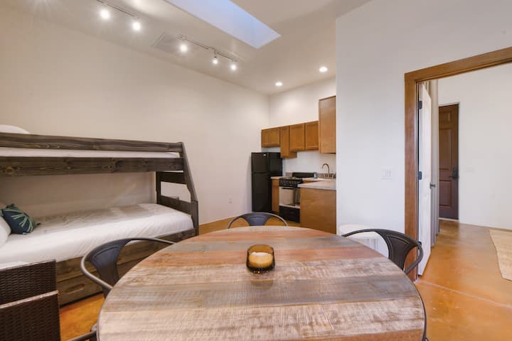 Трапезарията на къщата за гости разполага с пет места и кухненски бокс с хладилник, малка фурна/котлон и микровълнова печка. Разполага и с кафемашина и съдове за 5 души. 