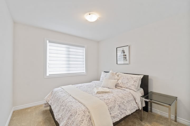 第二间卧室配有舒适的标准双人床 