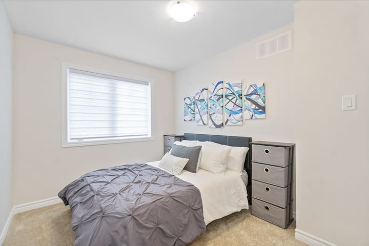 第三间客房配有舒适的标准双人床 