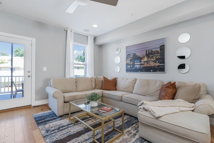 Regency Stays - Spacious Townhome W/ Rooftop Deck - Towson, MD