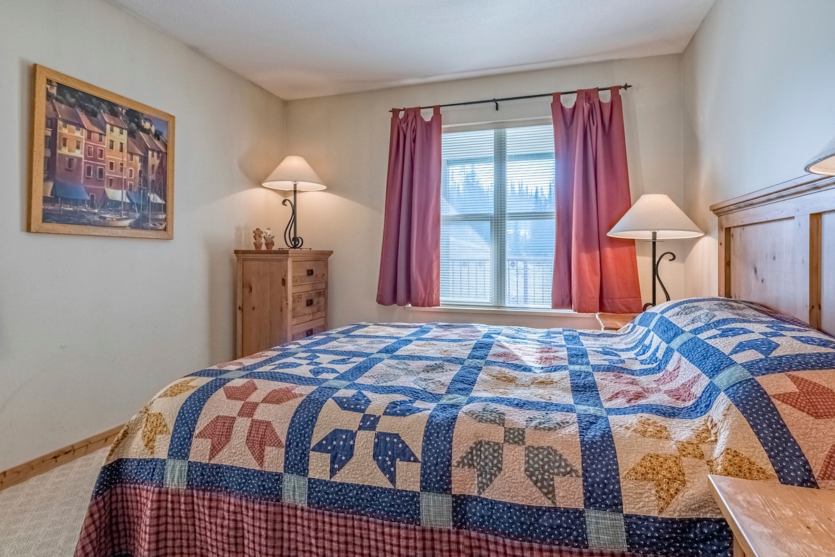 غرفة نوم رئيسية بسرير بحجم كبير 