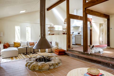 Designer Cabin | Hot Tub, Fireplace and Quiet