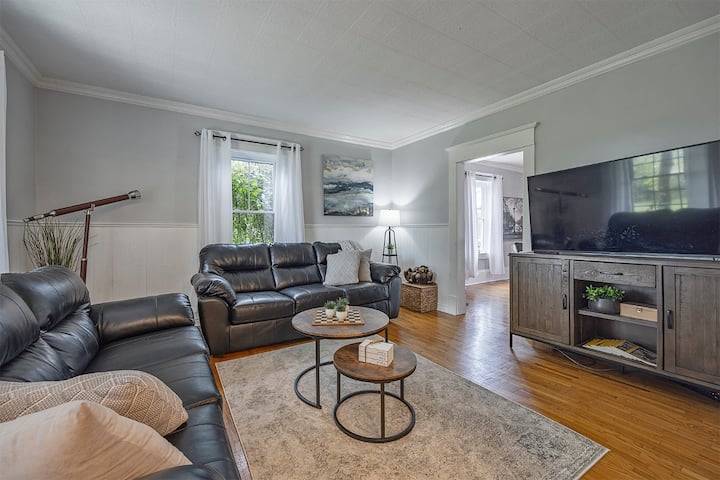 1910 Farmhouse With A Cottage Vibe -Sauna & Hottub - Napanee