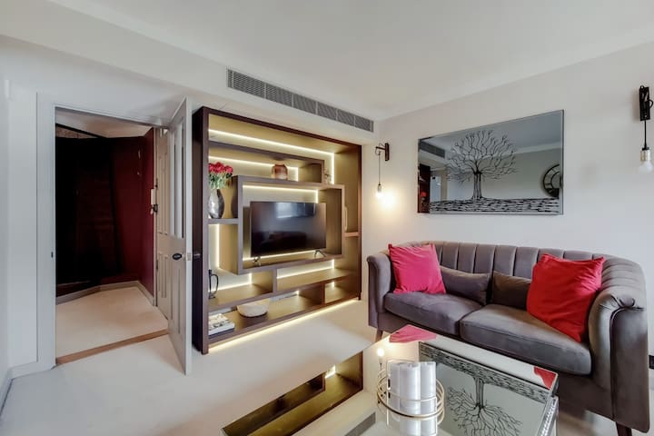 Super two bed two bath flat near the harrods
