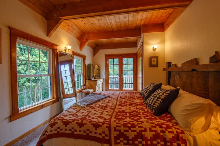 Основна спалня с двойно легло king size и балкон. 