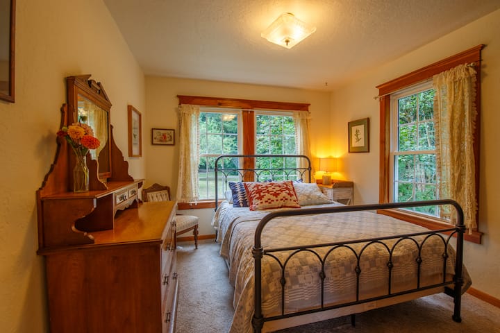 Спалня на долния етаж с двойно легло срещу банята. 