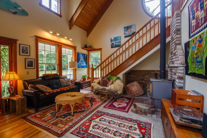 Уютна всекидневна с удобен диван и папасан стол, много пуфове, печка на дърва, както и стенно отопление,  стерео уредба, включително грамофон и телевизор. 