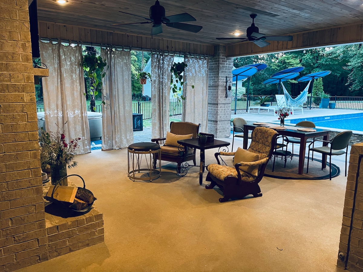 Cuisine extérieure avec barbecue, cheminée, table à manger, télévision Netflix et , à côté de la vue sur la piscine, 