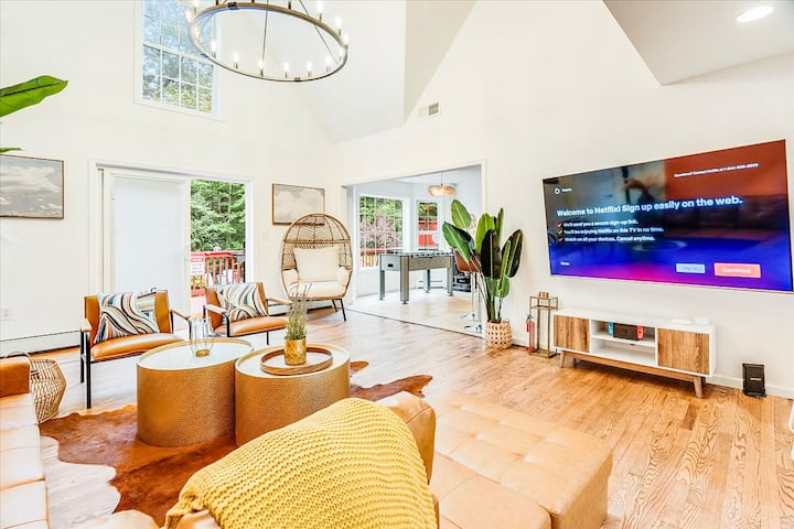 3000+sf Designer Home|hottub|sauna|movie|firepit - Pocono Mountains, PA