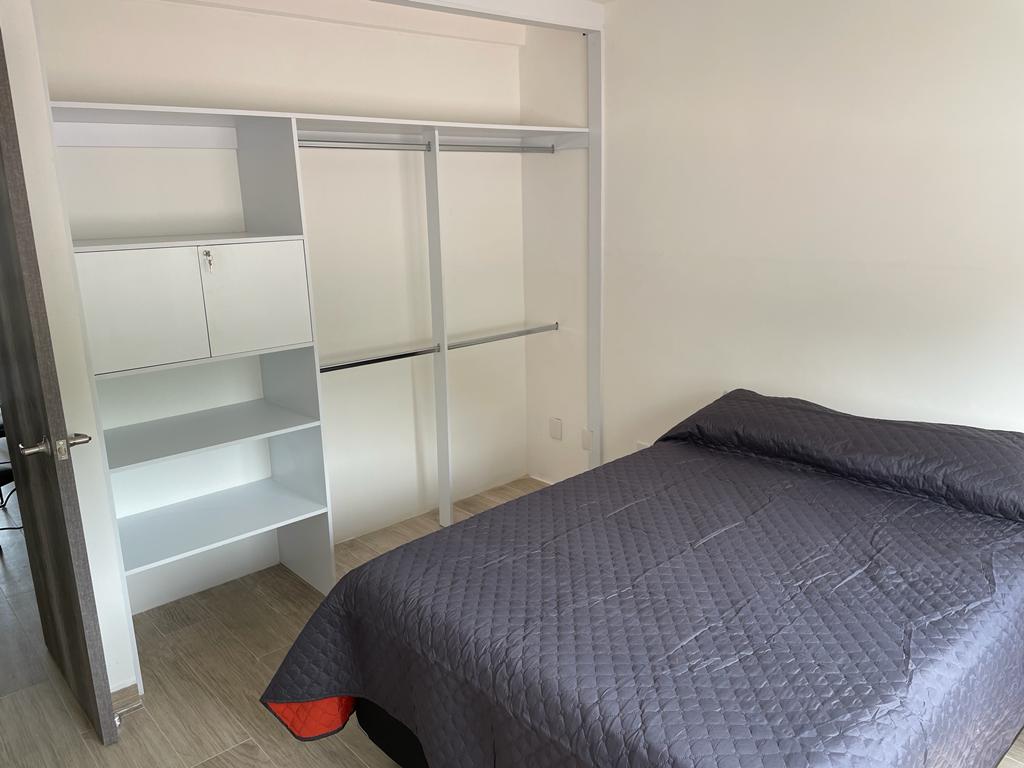 חדר שינה עם ארון מרווח ונוח (חלל עם מפתח), מיטה עם מזרן פרימיום למנוחה נעימה. בכל חדר שינה יש מיזוג אוויר בשלט רחוק.