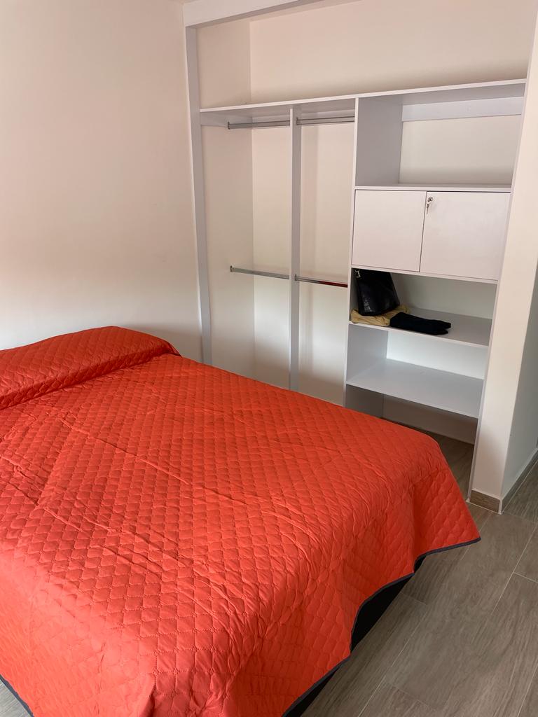 חדר שינה עם ארון מרווח ונוח (חלל עם מפתח), מיטה עם מזרן פרימיום למנוחה נעימה. בכל חדר שינה יש מיזוג אוויר בשלט רחוק.