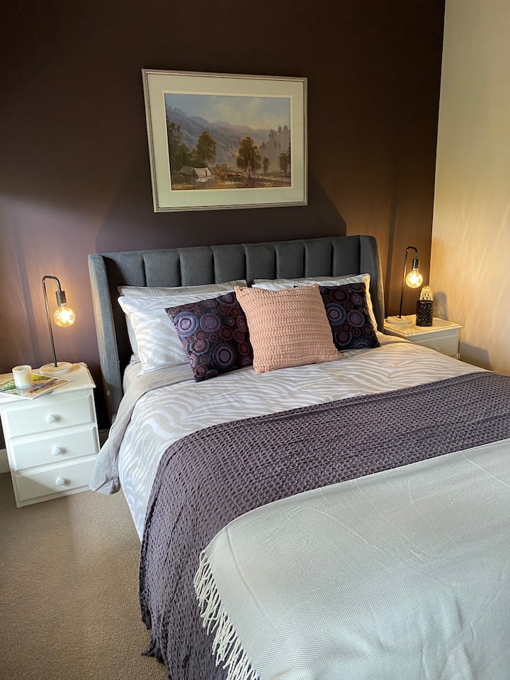 Chumba kikuu cha kulala kilicho na kitanda cha Malkia