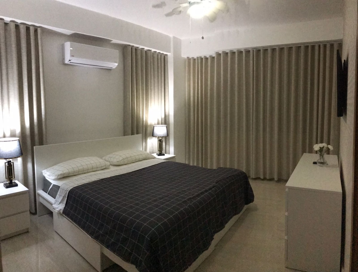 Il dispose d'un lit king size spacieux et confortable. 