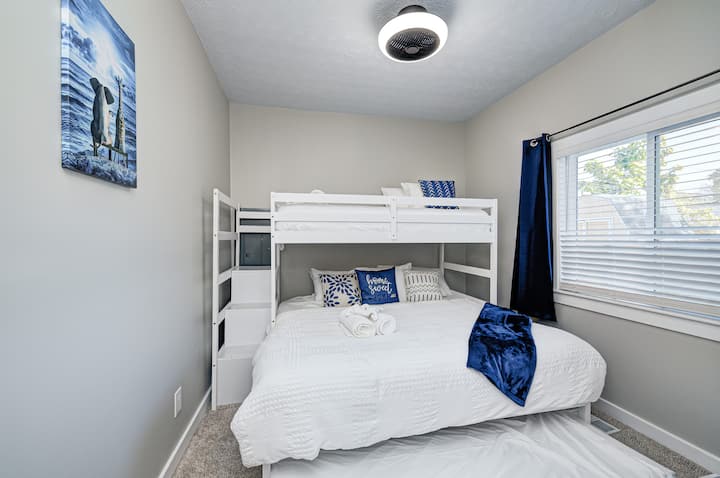 สิ่งที่เด็กวัยหัดเดินไม่ชอบเตียงสองชั้น! เตียงใหม่ทั้งหมดพร้อมผ้าปูที่นอนใยธรรมชาติใหม่รวมถึงเตียงสำหรับผู้เข้าพักเพิ่มเติม! 