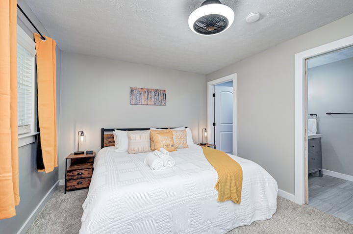 นอนหลับสบายบนเตียงใหญ่ขนาดคิงไซส์ระดับหลักใหม่ของเราพร้อมผ้าม่านในห้องน้ำและผ้าม่านสีดำ