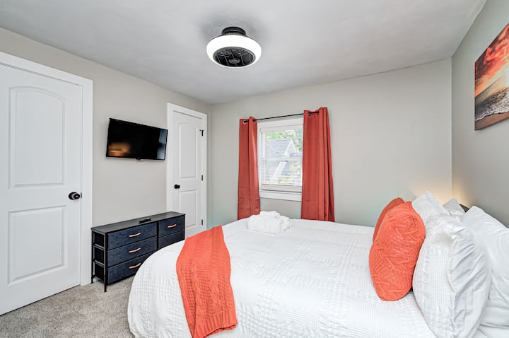 ห้องนอนใหญ่ชั้นบนพร้อมห้องน้ำในตัวพร้อมผ้าปูเตียงธรรมชาติใหม่ผ้าเช็ดตัวและเสื้อคลุม!