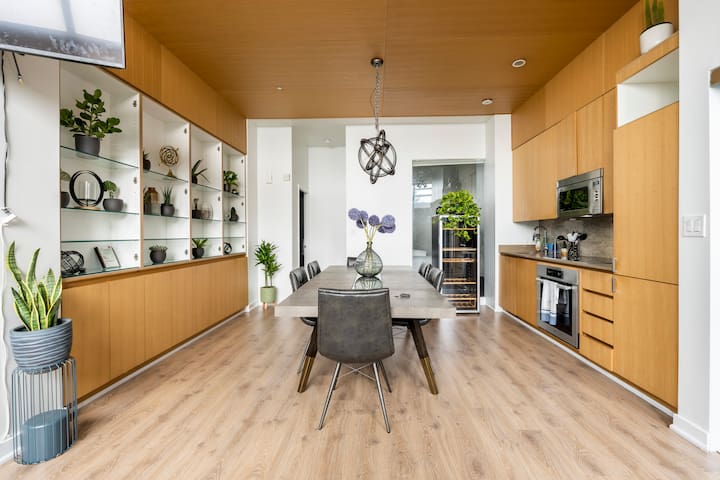 Spacious 3 bdrms Townhouse Entertainment District