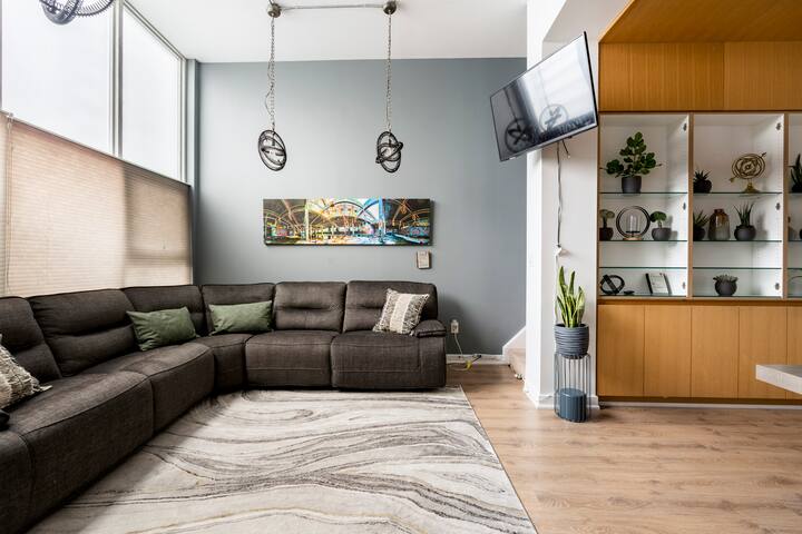 Spacious 3 bdrms Townhouse Entertainment District gallery image 2