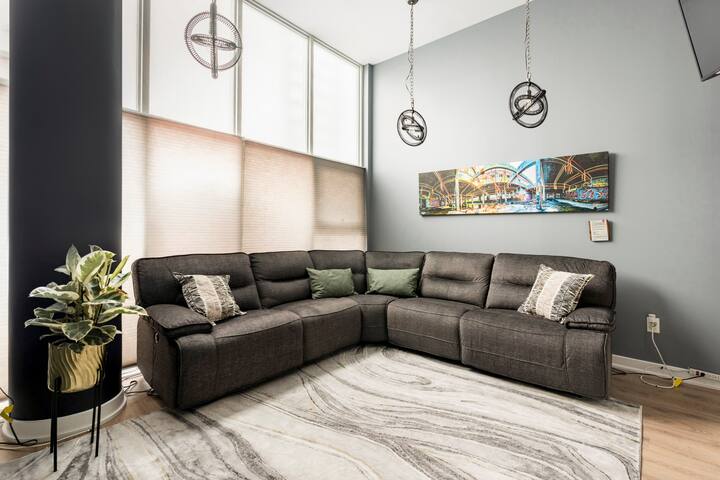 Spacious 3 bdrms Townhouse Entertainment District gallery image 4