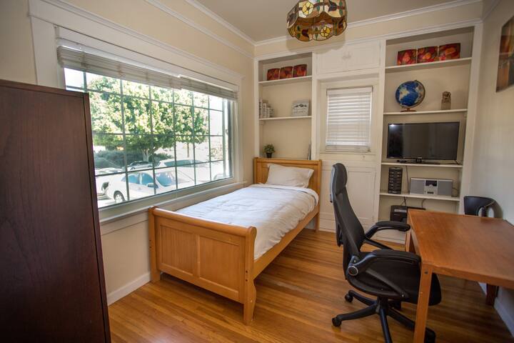 Spacious 2 story w/ views and desirable amenities gallery image 5