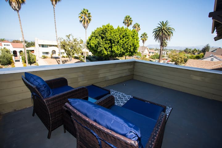 Spacious 2 story w/ views and desirable amenities gallery image 3