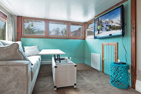 Successful Airbnb property: Comfy 2-bedroom private upstairs w awesome deck. in East Central