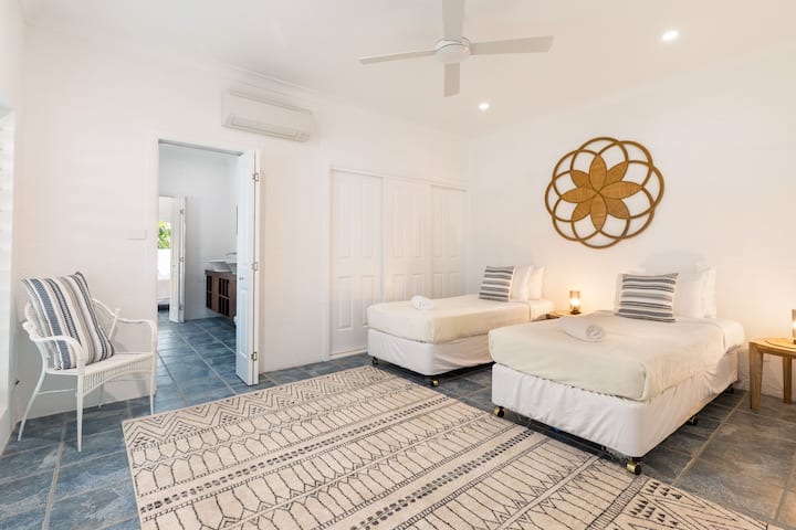 Quarto 4 com banheiro compartilhado para o quarto 3. Este quarto está localizado na frente da casa. Todos os 4 quartos do Baci Baci podem ser convertidos em uma configuração king ou 2 singles.