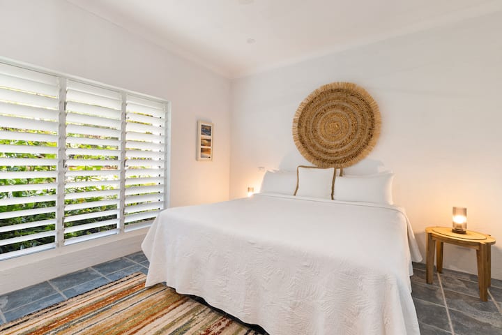 A cama king size pode ser dividida e configurada para 2 solteiros.