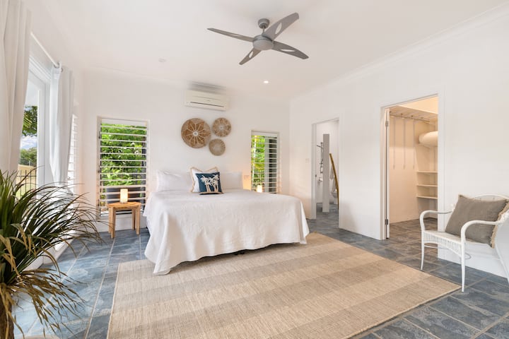 Quarto 2 com suíte voltada para a piscina, campo de golfe e vista para a montanha