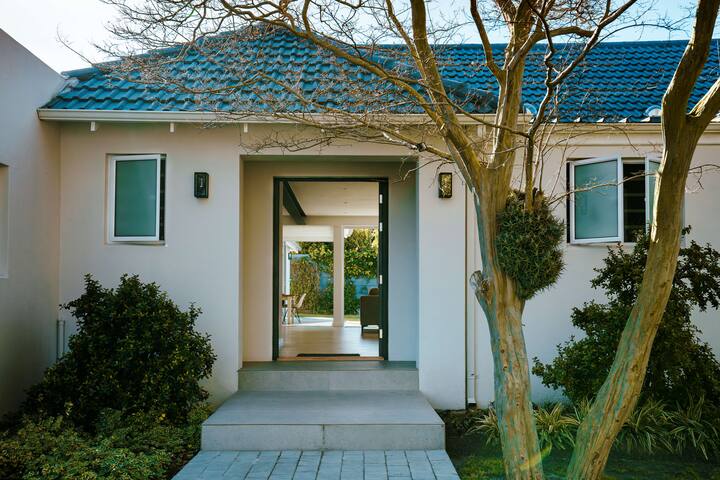 3 bedroom family home with kids play room gallery image 3