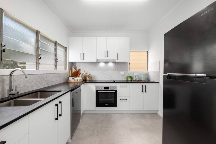 Heritage Queenslander-Near Southbank CBD,3 Parking gallery image 5